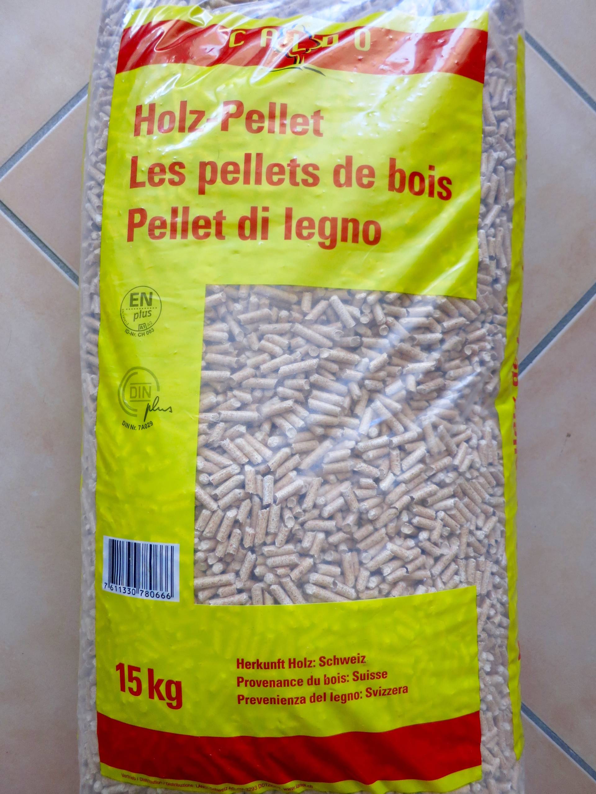 EcoFriendly cat litter wood pellets
